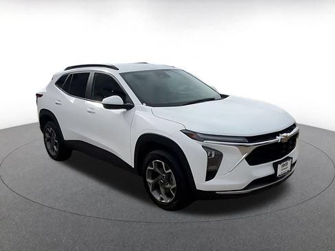 Used 2025 Chevrolet Trax LT FWD image 2