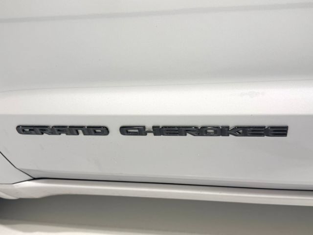 Used 2019 Jeep Grand Cherokee Altitude AWD/4WD image 13
