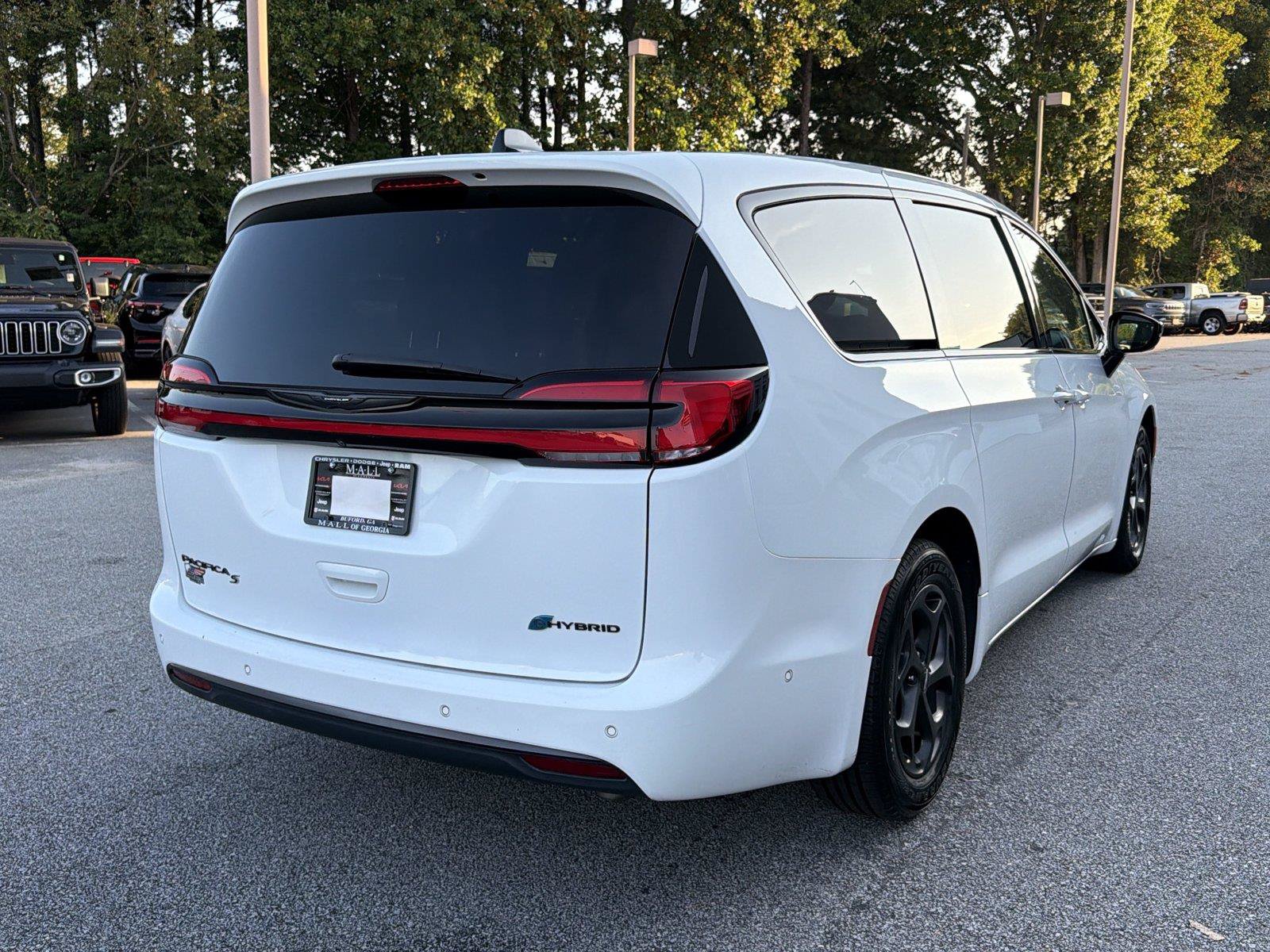 Used 2024 Chrysler Pacifica Limited FWD image 4