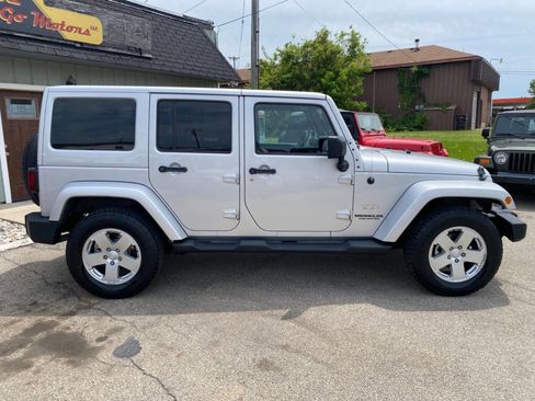 Used 2012 Jeep Wrangler Unlimited Sahara w/ Dual Top Group AWD/4WD image 4