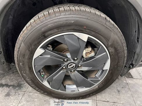Used 2025 Nissan Rogue SV AWD/4WD image 16