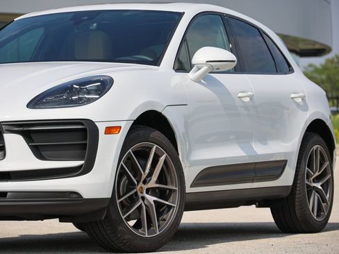 Certified 2026 Porsche Macan AWD/4WD image 9