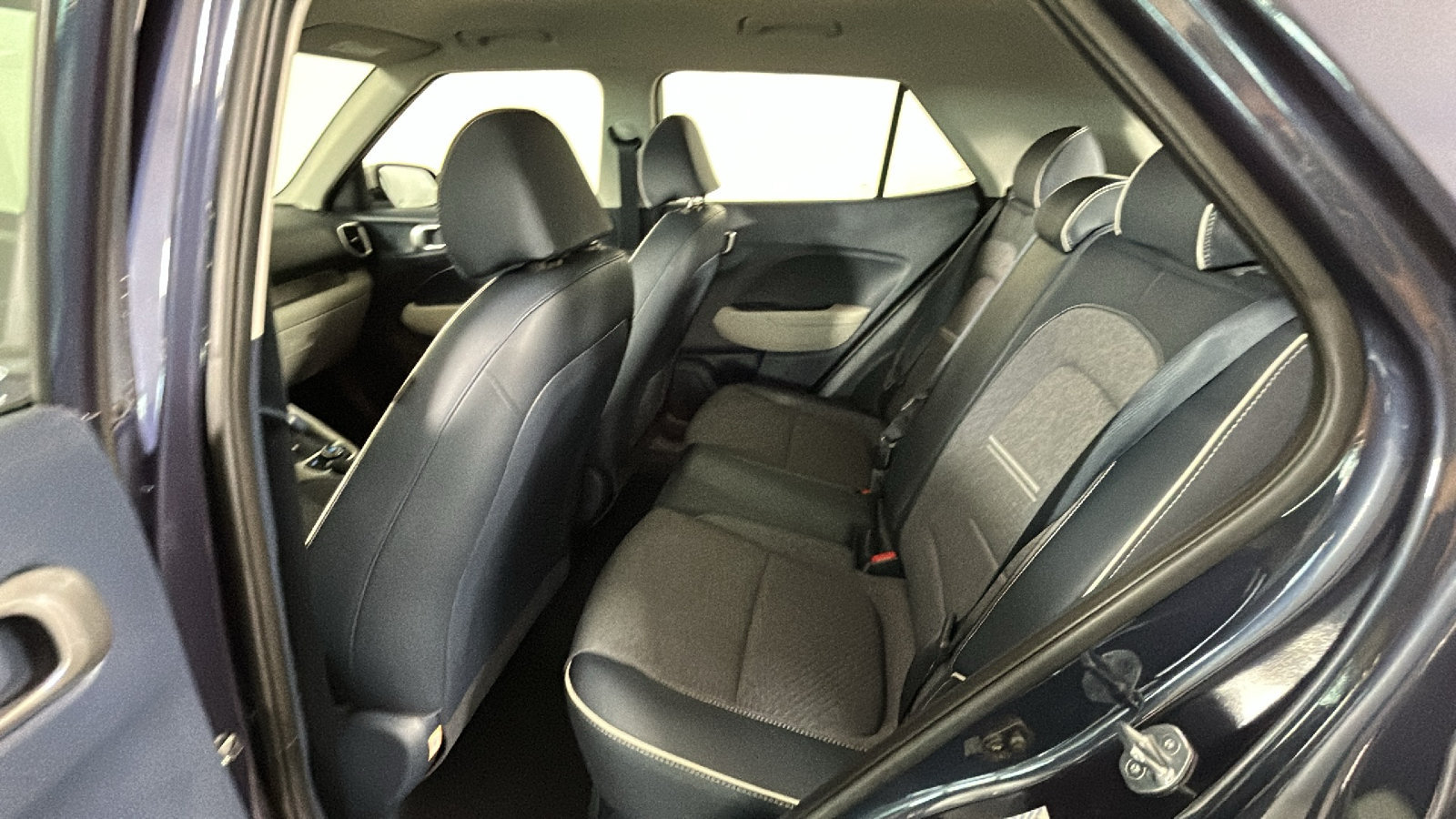 Used 2023 Hyundai Venue Limited FWD image 31