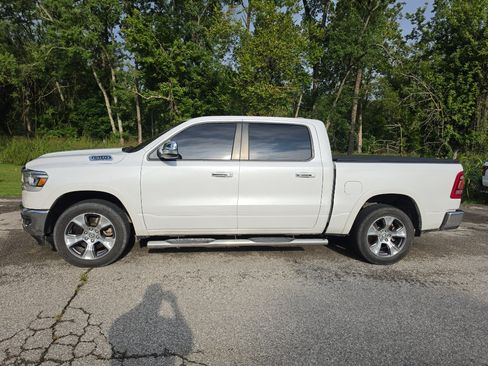 Used 2019 RAM 1500 Laramie AWD/4WD image 3