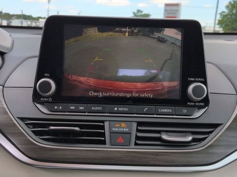 Used 2025 Nissan Altima 2.5 SV FWD image 24