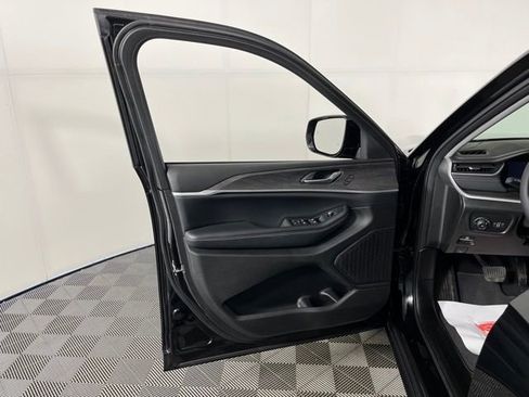 Used 2023 Jeep Grand Cherokee L Limited w/ Black Appearance Package image 15