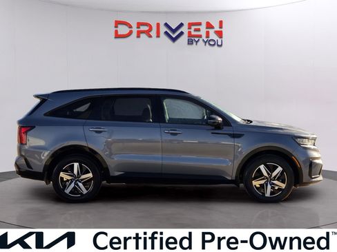 Used 2023 Kia Sorento S image 6