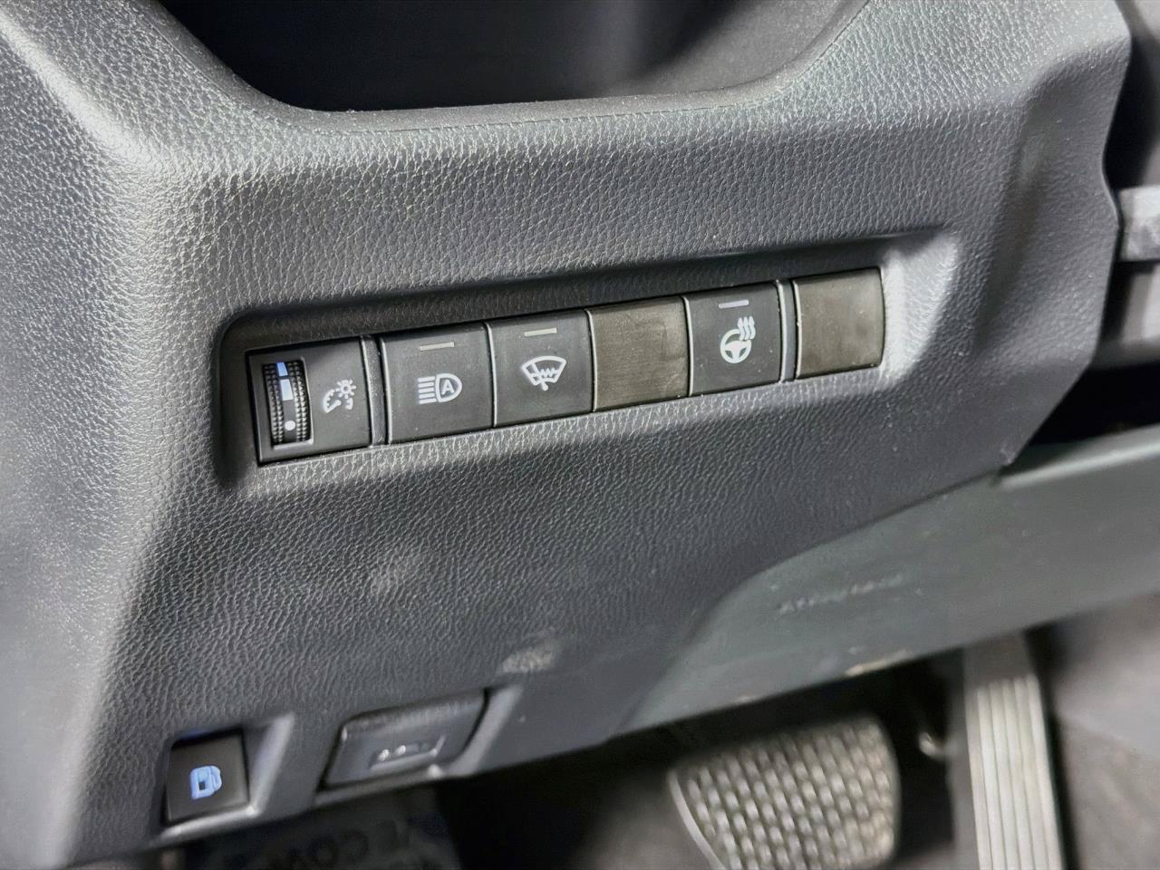 Used 2022 Toyota RAV4 XLE w/ XLE Grade Weather Package AWD/4WD image 21