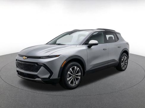 Used 2025 Chevrolet Equinox LT FWD image 2