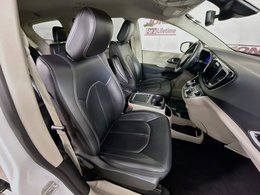 Used 2024 Chrysler Pacifica Touring-L FWD image 32