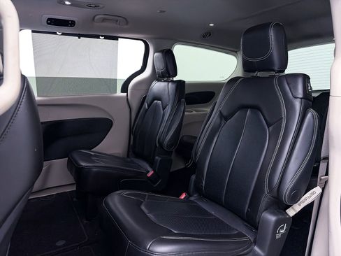 Used 2023 Chrysler Pacifica Touring-L AWD/4WD image 35