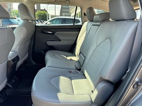 Used 2022 Toyota Highlander XLE AWD/4WD image 13
