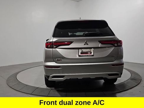 Used 2023 Mitsubishi Outlander SE image 4