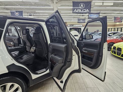 Used 2016 Land Rover Range Rover HSE image 16