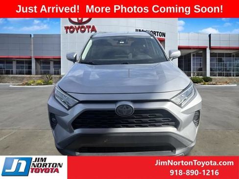 Used 2020 Toyota RAV4 XLE AWD/4WD image 2