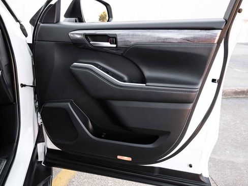 Used 2021 Toyota Highlander Platinum image 46