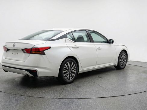 Used 2025 Nissan Altima 2.5 SV FWD image 9