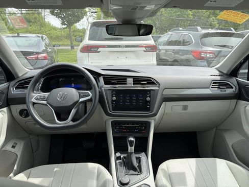 Used 2024 Volkswagen Tiguan SE w/ Panoramic Sunroof Package AWD/4WD image 11