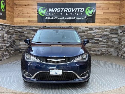 Used 2018 Chrysler Pacifica Touring-L FWD image 4