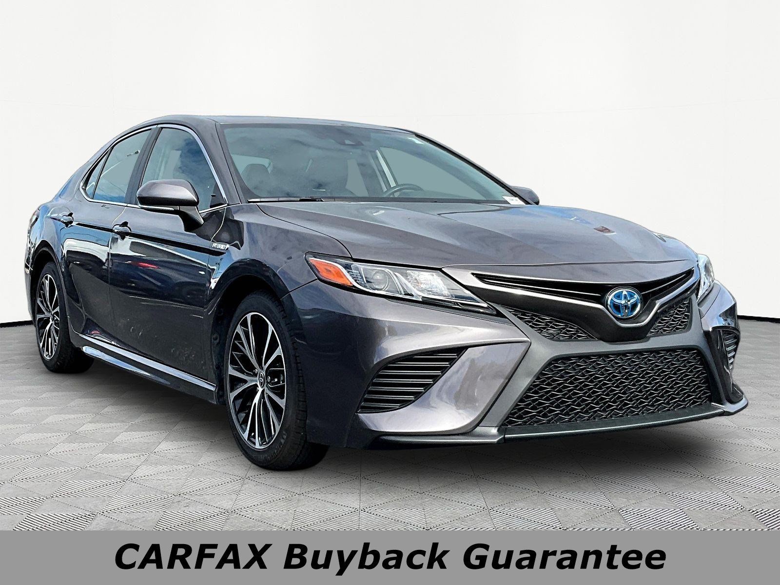 Used 2020 Toyota Camry SE w/ Sunroof Package FWD image 3
