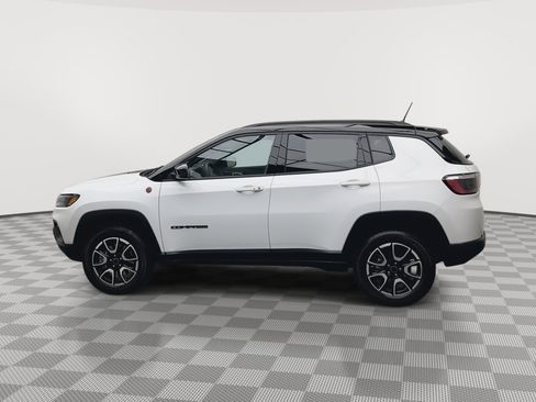Used 2025 Jeep Compass Trailhawk AWD/4WD image 31