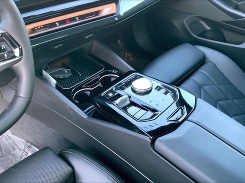 Used 2025 BMW 540i xDrive w/ Premium Package image 17