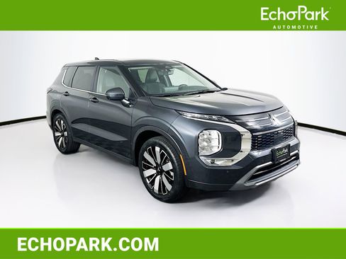 Used 2025 Mitsubishi Outlander SE image 1