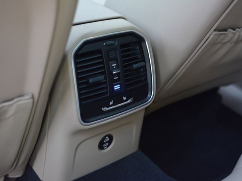 Certified 2026 Porsche Macan AWD/4WD image 32