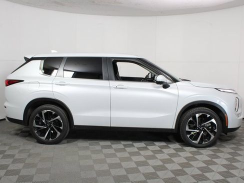Used 2024 Mitsubishi Outlander SE Black Edition image 6