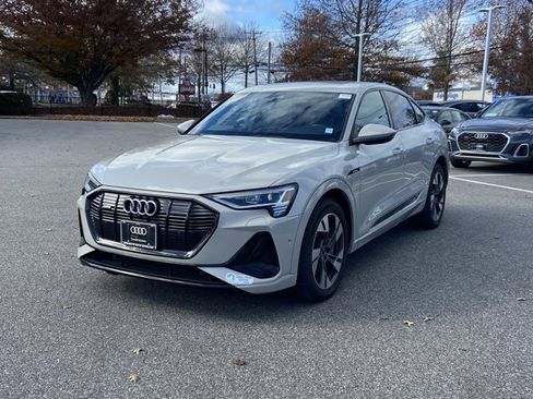 Used 2022 Audi e-tron Premium w/ Convenience Plus Package image 8