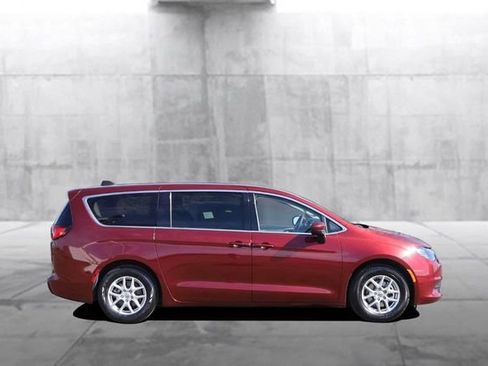 Used 2023 Chrysler Voyager LX image 5