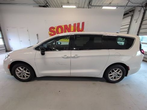 Used 2025 Chrysler Pacifica Select FWD image 2