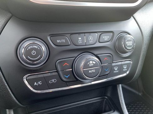 Used 2022 Jeep Cherokee Trailhawk w/ Premium Leather Package image 25