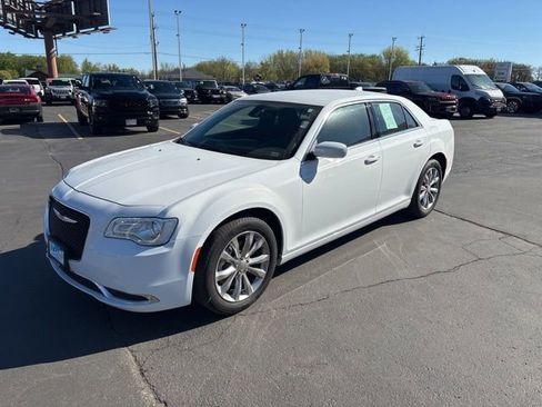 Used 2023 Chrysler 300 Touring AWD/4WD image 3