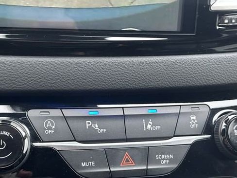 Used 2023 Chrysler Pacifica Touring-L image 34