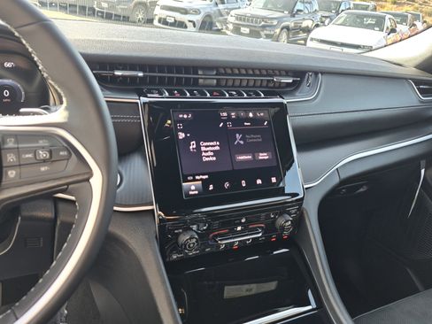 New 2025 Jeep Grand Cherokee Altitude image 15