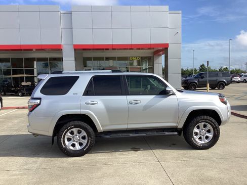 Used 2022 Toyota 4Runner SR5 RWD image 8