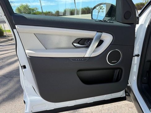 Used 2024 Land Rover Discovery Sport Dynamic SE image 8