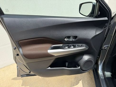 Used 2018 Nissan Kicks SR FWD image 12