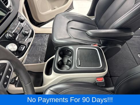 Used 2024 Chrysler Pacifica Touring-L FWD image 20