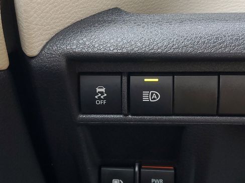 Used 2021 Toyota Sienna XLE image 31