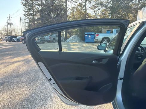 Used 2017 Chevrolet Cruze LT image 31