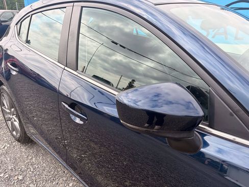 Used 2018 MAZDA MAZDA3 Touring FWD image 11
