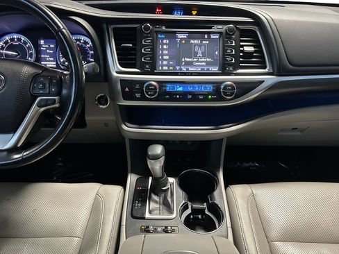 Used 2018 Toyota Highlander AWD V6 image 12