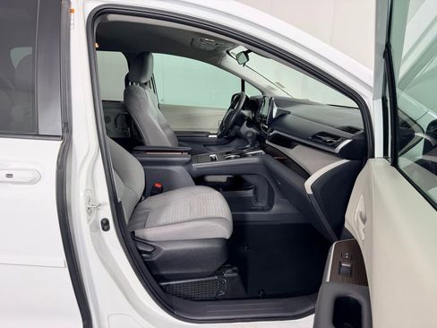 Used 2022 Toyota Sienna LE image 31