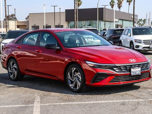 Used 2025 Hyundai Elantra Sport image 3