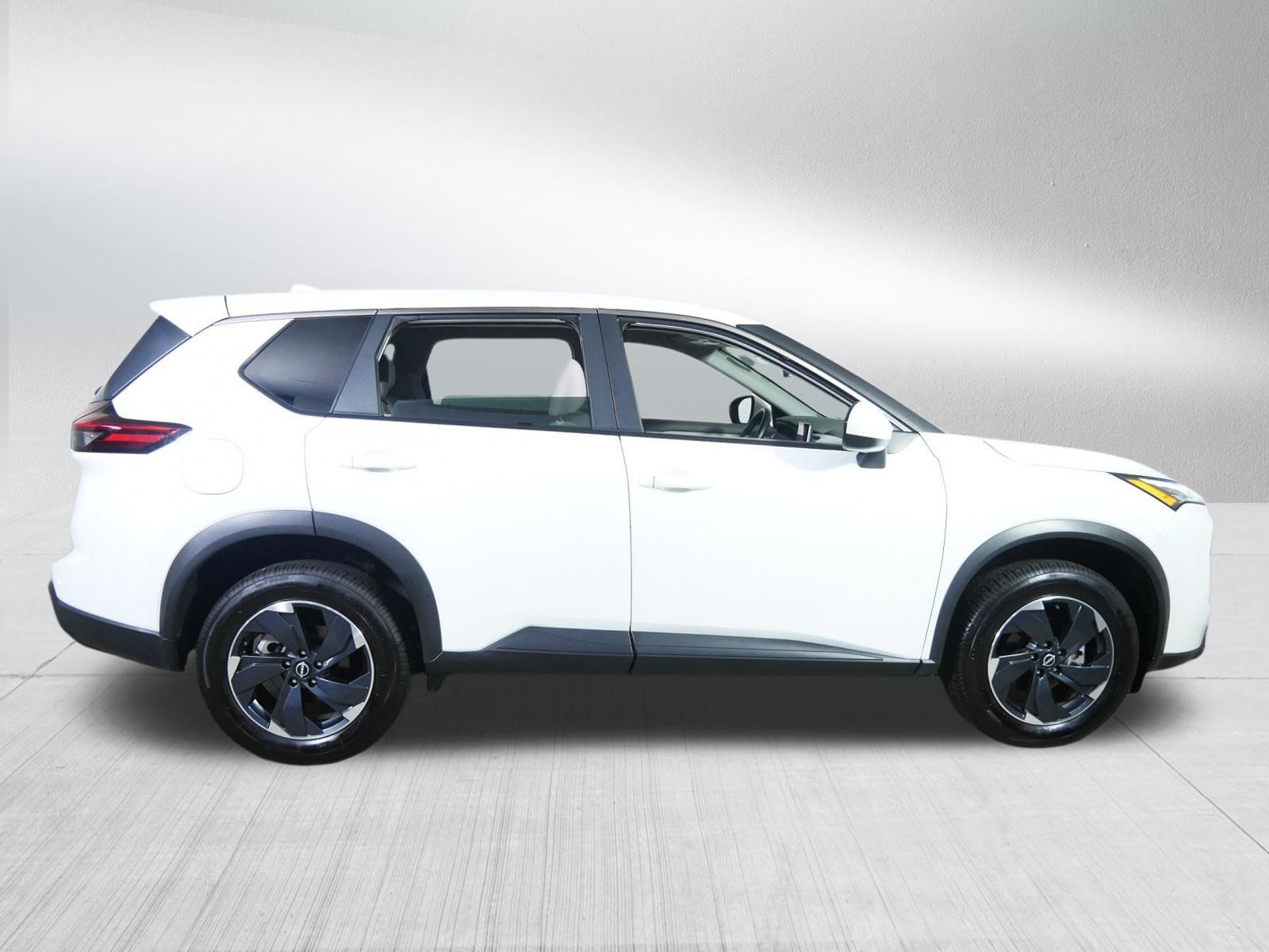 Used 2025 Nissan Rogue SV AWD/4WD image 8