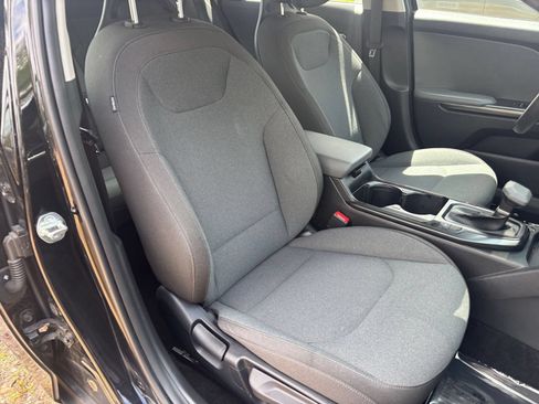 Used 2025 Kia K4 FWD image 35