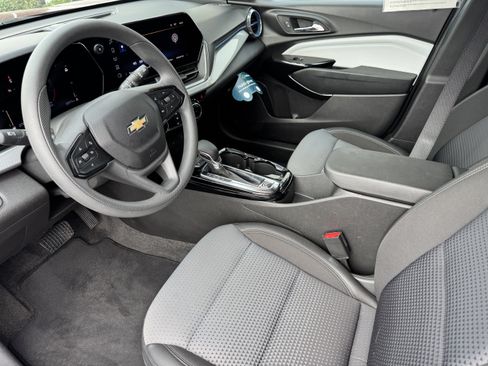 Used 2025 Chevrolet Trax LT image 9