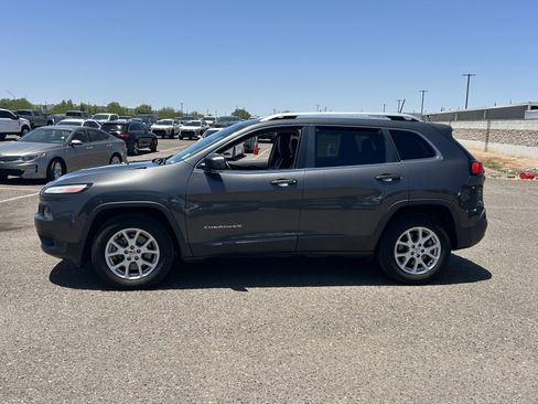 Used 2018 Jeep Cherokee Latitude Plus w/ Trailer Tow Group AWD/4WD image 2